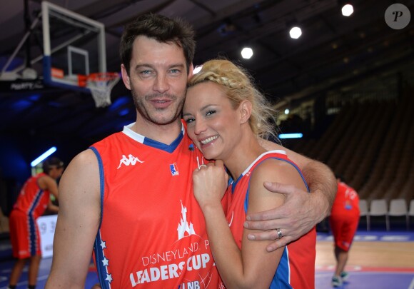 Elodie Gossuin et son mari Bertrand Lacherie - Match des célébrités (défi AG2R La Mondiale) au profit de l'association "Petits Princes" dans le cadre de la Disneyland Paris Leaders Cup LNB, compétition de basket qui réunit les 8 meilleures équipes de PRO A à la Disney Events Arena, le 20 février 2016. © Veeren/Bestimage
