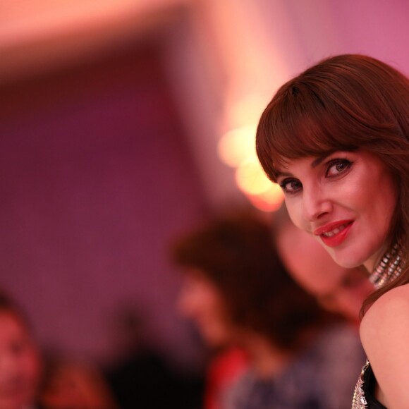 Frédérique Bel (habillée par Jean-Claude Jitrois, pochette Antik Batik, chaussures Maison Ernest) à la vente aux enchères lors du dîner de la 10ème édition du "Global Gift Gala" à l'hôtel Four Seasons George V à Paris, le 3 juin 2019. © Cyril Moreau/Global Gift Foundation/Bestimage