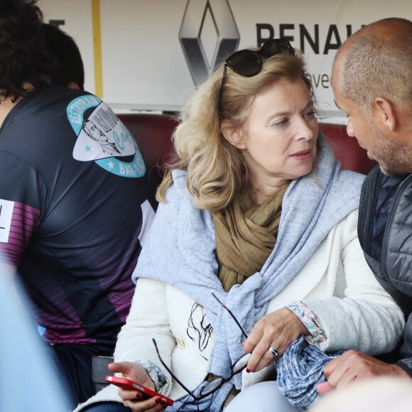 Valérie Trierweiler et Romain Magellan, au "Match des Légendes" durant lequel de grands noms du football et du rugby se sont affrontés pour une mi-temps de foot et une autre de rugby au profit de l'association "Un sourire, un espoir pour la vie" au stade Chaban Delmas, à Bordeaux, France, le 27 Mai 2019.