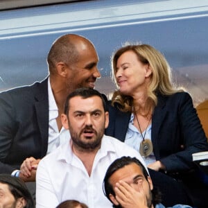 Valérie Trierweiler et son nouveau compagnon Romain Magellan s'embrassent dans les tribunes de la finale du Top 14 français entre Montpellier et Castres au Stade de France à Paris, le 2 juin 2018.