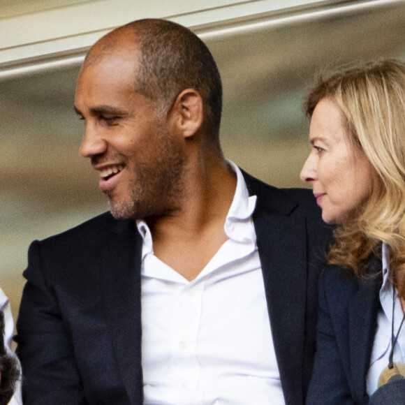 Valérie Trierweiler et son nouveau compagnon Romain Magellan s'embrassent dans les tribunes de la finale du Top 14 français entre Montpellier et Castres au Stade de France à Paris, le 2 juin 2018.