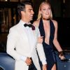 Joe Jonas et sa femme Sophie Turner arrivent au restaurant Cipriani pour célébrer les 30 ans de Joe à New York, le 16 août 2019. Joe est arrivé avec sa femme à bord d'une Aston Martin pour sa soirée d'anniversaire sur le thème "James Bond". Joe porte un smoking blanc et Sophie une robe longue bleue marine et des talons dorés.