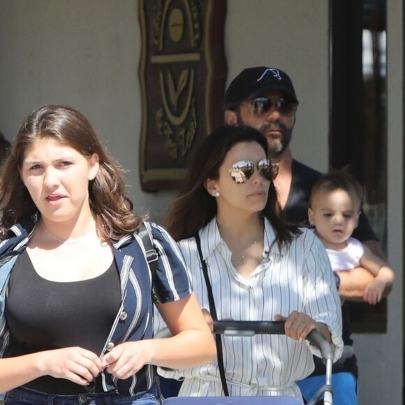 Exclusif - Eva Longoria est allée déjeuner avec son mari José Antonio Bastón et son fils Santiago Enrique Bastón au restaurant Tra di Noi à Malibu, Los Angeles. Le 27 juillet 2019