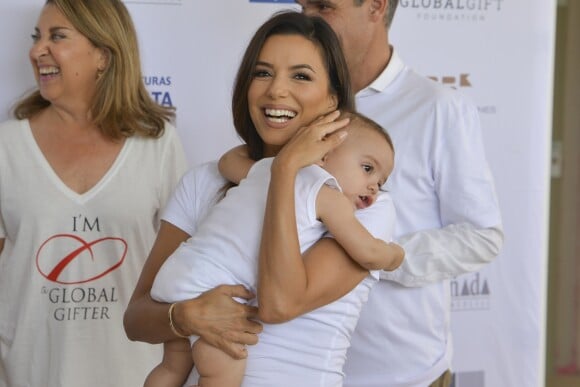 Eva Longoria et son fils Santiago lors de l'inauguration de le Global Gift House pour les enfants dans le besoin à Marbella le 12 juillet 2019