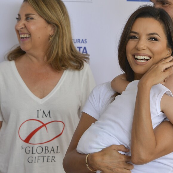 Eva Longoria et son fils Santiago lors de l'inauguration de le Global Gift House pour les enfants dans le besoin à Marbella le 12 juillet 2019