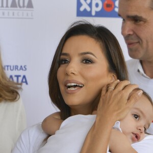 Eva Longoria et son fils Santiago lors de l'inauguration de le Global Gift House pour les enfants dans le besoin à Marbella le 12 juillet 2019