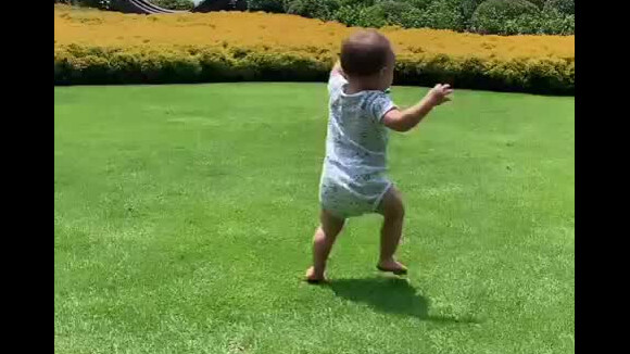Eva Longoria a partagé une vidéo des premiers pas de son fils Santiago, sur Instagram, le 18 août 2019.