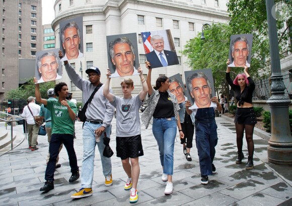 Le millionnaire américain Jeffrey Epstein s'est suicidé en prison le 10 août 2019, à New York. Des manifestants en marge d'une audience à la Cour Fédérale de Manhattan, le 8 juillet 2019.