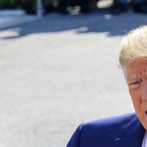 Le président Donald J. Trump répond à quelques questions alors qu'il se prépare à quitter la Maison-Blanche à Washington pour se rendre au club de golf national Trump Bedminster, à Bedminster, dans le New Jersey, le 9 août 2019.