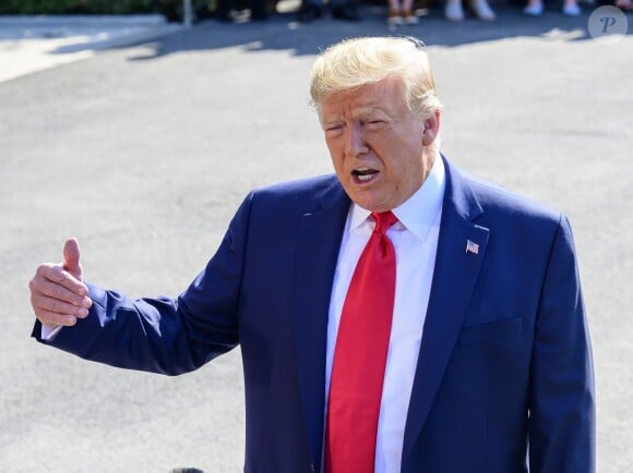 Le président Donald J. Trump répond à quelques questions alors qu'il se prépare à quitter la Maison-Blanche à Washington pour se rendre au club de golf national Trump Bedminster, à Bedminster, dans le New Jersey, le 9 août 2019.