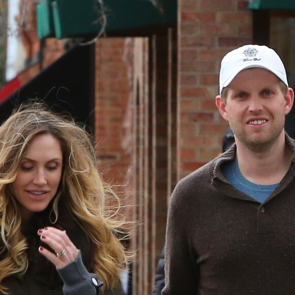 Eric Trump et sa femme Lara Trump enceinte se baladent avec leurs chiens dans les rues de Aspen dans le Colorado. Eric Trump, le deuxième fils du président des États-Unis, a annoncé la première grossesse de sa femme Lara via Twitter. D. Trump sera bientôt grand-père pour la neuvième fois! Le 23 mars 2017