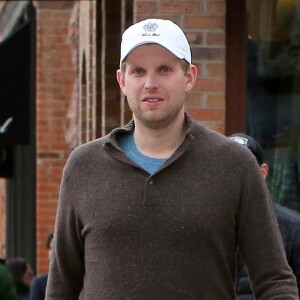 Eric Trump et sa femme Lara Trump enceinte se baladent avec leurs chiens dans les rues de Aspen dans le Colorado. Eric Trump, le deuxième fils du président des États-Unis, a annoncé la première grossesse de sa femme Lara via Twitter. D. Trump sera bientôt grand-père pour la neuvième fois! Le 23 mars 2017