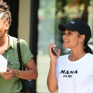 Christina Milian enceinte porte un t-shirt avec l'inscription Mama to be pour accueillir ses clients et ses fans au Beignet Box truck à Studio City à Los Angeles, le 18 août 2019