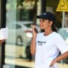 Christina Milian enceinte porte un t-shirt avec l'inscription Mama to be pour accueillir ses clients et ses fans au Beignet Box truck à Studio City à Los Angeles, le 18 août 2019