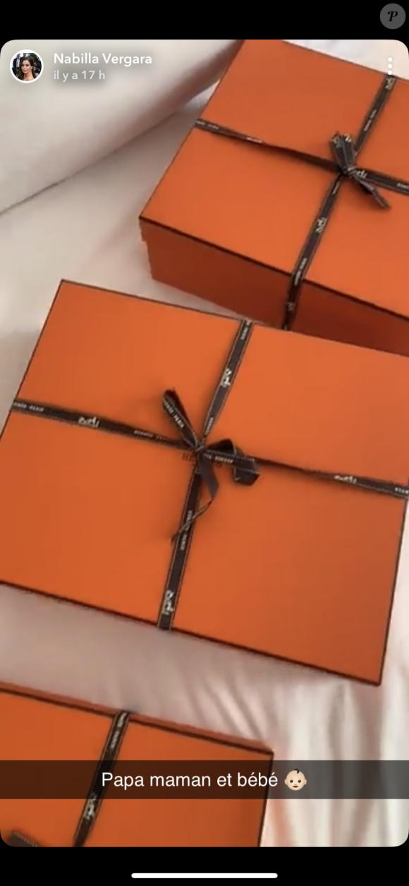 Nabilla et Thomas Vergara lors d'une virée shopping chez Hermès à Madrid, en Espagne, le 21 août 2019.