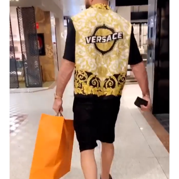 Nabilla et Thomas Vergara lors d'une virée shopping chez Hermès à Madrid, en Espagne, le 21 août 2019.