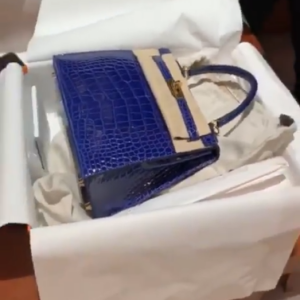 Nabilla et Thomas Vergara lors d'une virée shopping chez Hermès à Madrid, en Espagne, le 21 août 2019.