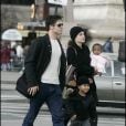Brad Pitt, Angelina Jolie, leur fils Maddox et leur fille Zahara à Paris en 2006.