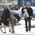 Angelina Jolie, Brad Pitt, leurs enfants Pax, Maddox et Zahara à la Nouvelle-Orléans, en 2007.