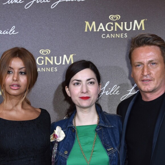 Semi-exclusif - Zahia Dehar, la réalisatrice Rebecca Zlotowski et Benoît Magimel lors de la soirée du film "Une Fille Facile" sur la plage privée Magnum lors du 72e Festival International du Film de Cannes, France, le 20 mai 2019. © Giancarlo Gorassini/Bestimage