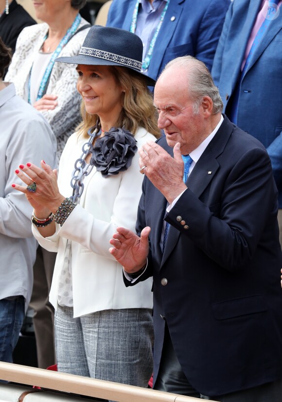 Le roi Juan Carlos Ier d'Espagne avec sa fille l'infante Elena d'Espagne lors de la finale messieurs à Roland-Garros 2019 à Paris le 9 juin 2019. © Jacovides-Moreau/Bestimage