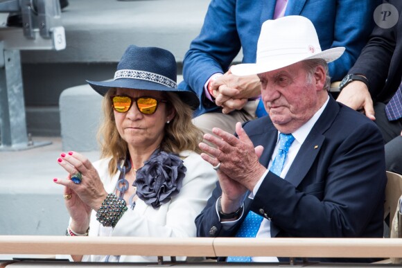 Le roi Juan Carlos Ier d'Espagne avec sa fille l'infante Elena d'Espagne lors de la finale messieurs à Roland-Garros 2019 à Paris le 9 juin 2019. © Jacovides-Moreau/Bestimage