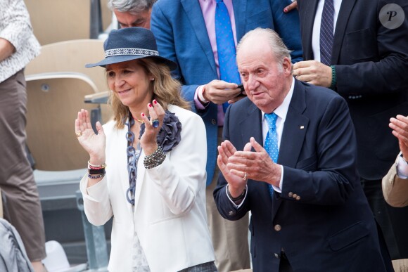 Le roi Juan Carlos Ier d'Espagne avec sa fille l'infante Elena d'Espagne lors de la finale messieurs à Roland-Garros 2019 à Paris le 9 juin 2019. © Jacovides-Moreau/Bestimage