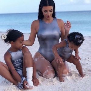 Kim Kardashian et ses filles North et Chicago aux Bahamas. Août 2019.