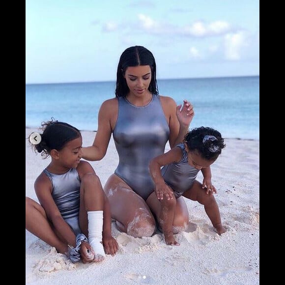 Kim Kardashian et ses filles North et Chicago aux Bahamas. Août 2019.