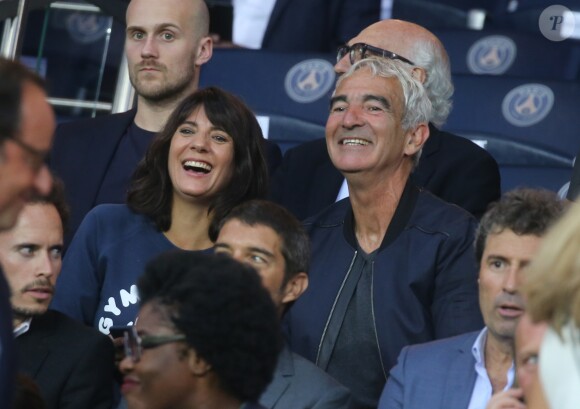 Raymond Domenech et sa compagne Estelle Denis - People au match de foot PSG - Saint-Etienne au Parc des Princes à Paris le 25 Août 2017.