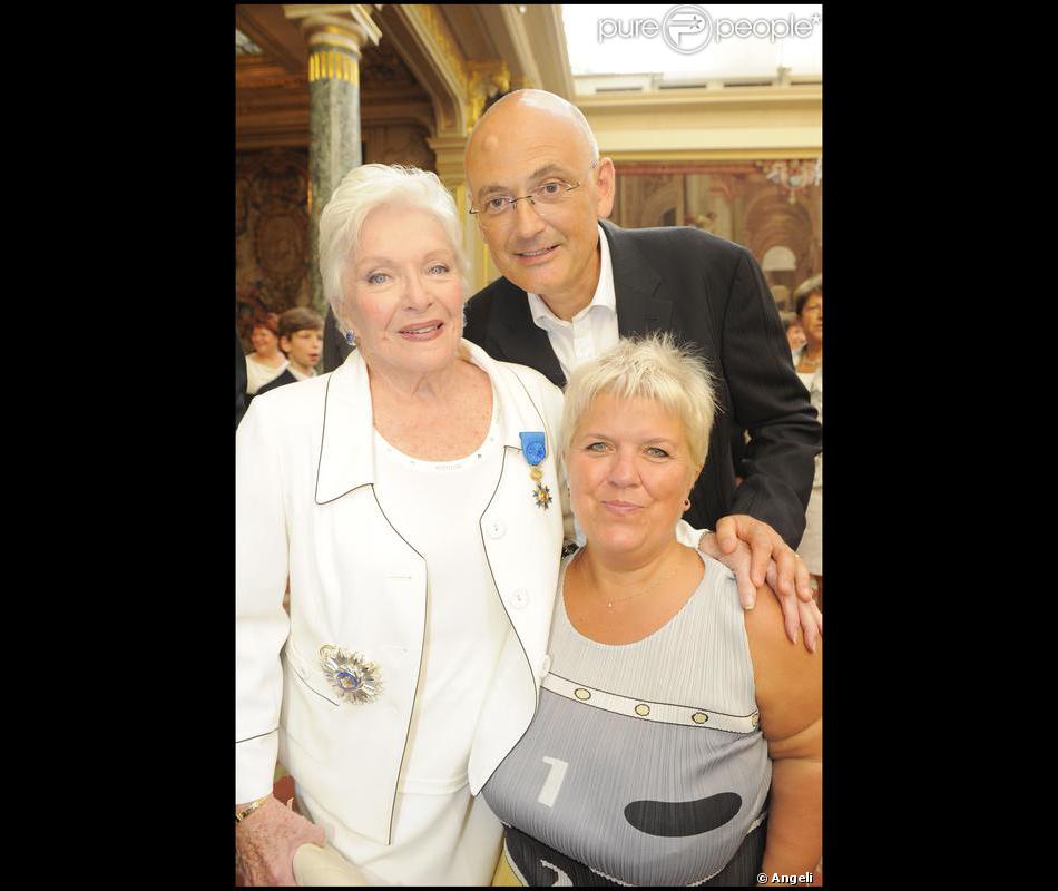 Mimie Mathy Et Son Mari Benoit Ont Pose Avec Plaisir Aux Cotes De Line Renaud Sacree Grand Officier A L Ordre National Du Merite Au Palais De L Elysee Mardi Purepeople