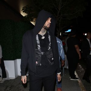 Chris Brown a été aperçu avec une mystérieuse inconnue dans les rues de Los Angeles, le 21 juin 2019.