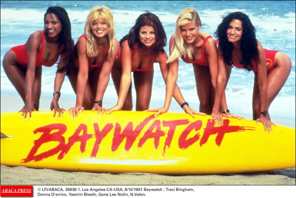 Traci Bingham, Donna D'errico, Yasmin Bleeth, Gena Lee Nolin et Nancy Valen, héroïnes d'Alerte à Malibu. Los Angeles, octobre 1997.
