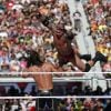 Seth Rollins et Randy Orton (en l'air) en combat lors de WrestleMania au Levi's Stadium. Santa Clara, le 29 mars 2015.