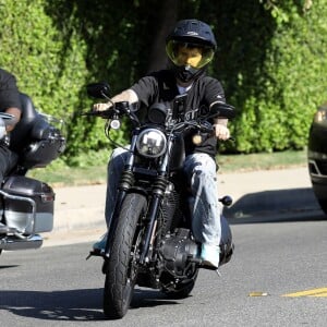 Justin Bieber se balade en moto avec des amis dans le quartier de Beverly Hills, à Los Angeles, le 27 août 2019.