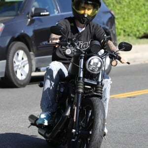 Justin Bieber se balade en moto avec des amis dans le quartier de Beverly Hills, à Los Angeles, le 27 août 2019.