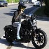 Justin Bieber se balade en moto avec des amis dans le quartier de Beverly Hills, à Los Angeles, le 27 août 2019.