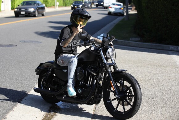 Justin Bieber se balade en moto avec des amis dans le quartier de Beverly Hills, à Los Angeles, le 27 août 2019.