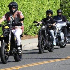 Justin Bieber se balade en moto avec des amis dans le quartier de Beverly Hills, à Los Angeles, le 27 août 2019.