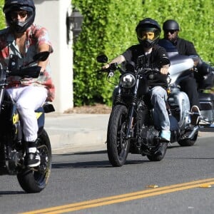 Justin Bieber se balade en moto avec des amis dans le quartier de Beverly Hills, à Los Angeles, le 27 août 2019.