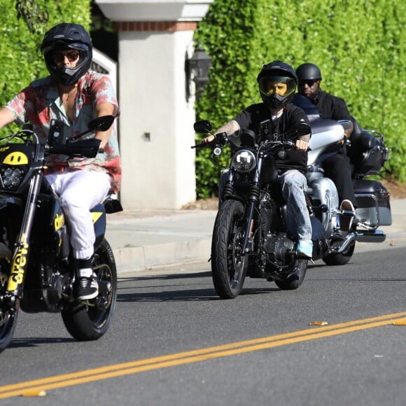 Justin Bieber se balade en moto avec des amis dans le quartier de Beverly Hills, à Los Angeles, le 27 août 2019.