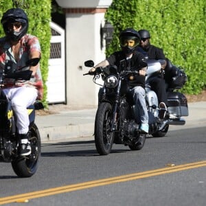 Justin Bieber se balade en moto avec des amis dans le quartier de Beverly Hills, à Los Angeles, le 27 août 2019.