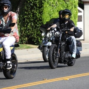 Justin Bieber se balade en moto avec des amis dans le quartier de Beverly Hills, à Los Angeles, le 27 août 2019.