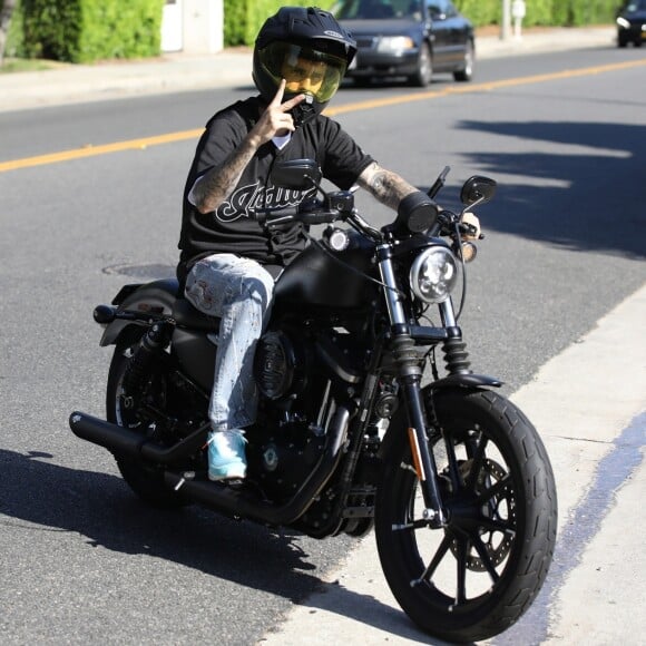 Justin Bieber se balade en moto avec des amis dans le quartier de Beverly Hills, à Los Angeles, le 27 août 2019.