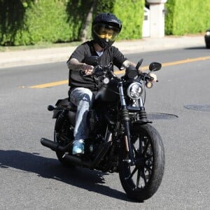 Justin Bieber se balade en moto avec des amis dans le quartier de Beverly Hills, à Los Angeles, le 27 août 2019.