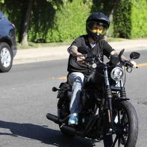 Justin Bieber se balade en moto avec des amis dans le quartier de Beverly Hills, à Los Angeles, le 27 août 2019.