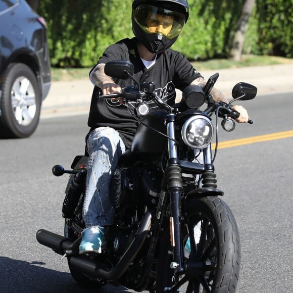 Justin Bieber se balade en moto avec des amis dans le quartier de Beverly Hills, à Los Angeles, le 27 août 2019.