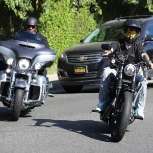 Justin Bieber se balade en moto avec des amis dans le quartier de Beverly Hills, à Los Angeles, le 27 août 2019.