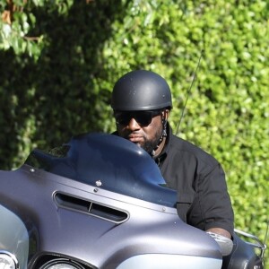 Justin Bieber se balade en moto avec des amis dans le quartier de Beverly Hills, à Los Angeles, le 27 août 2019.