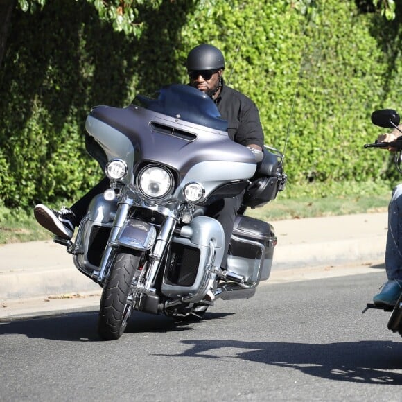 Justin Bieber se balade en moto avec des amis dans le quartier de Beverly Hills, à Los Angeles, le 27 août 2019.